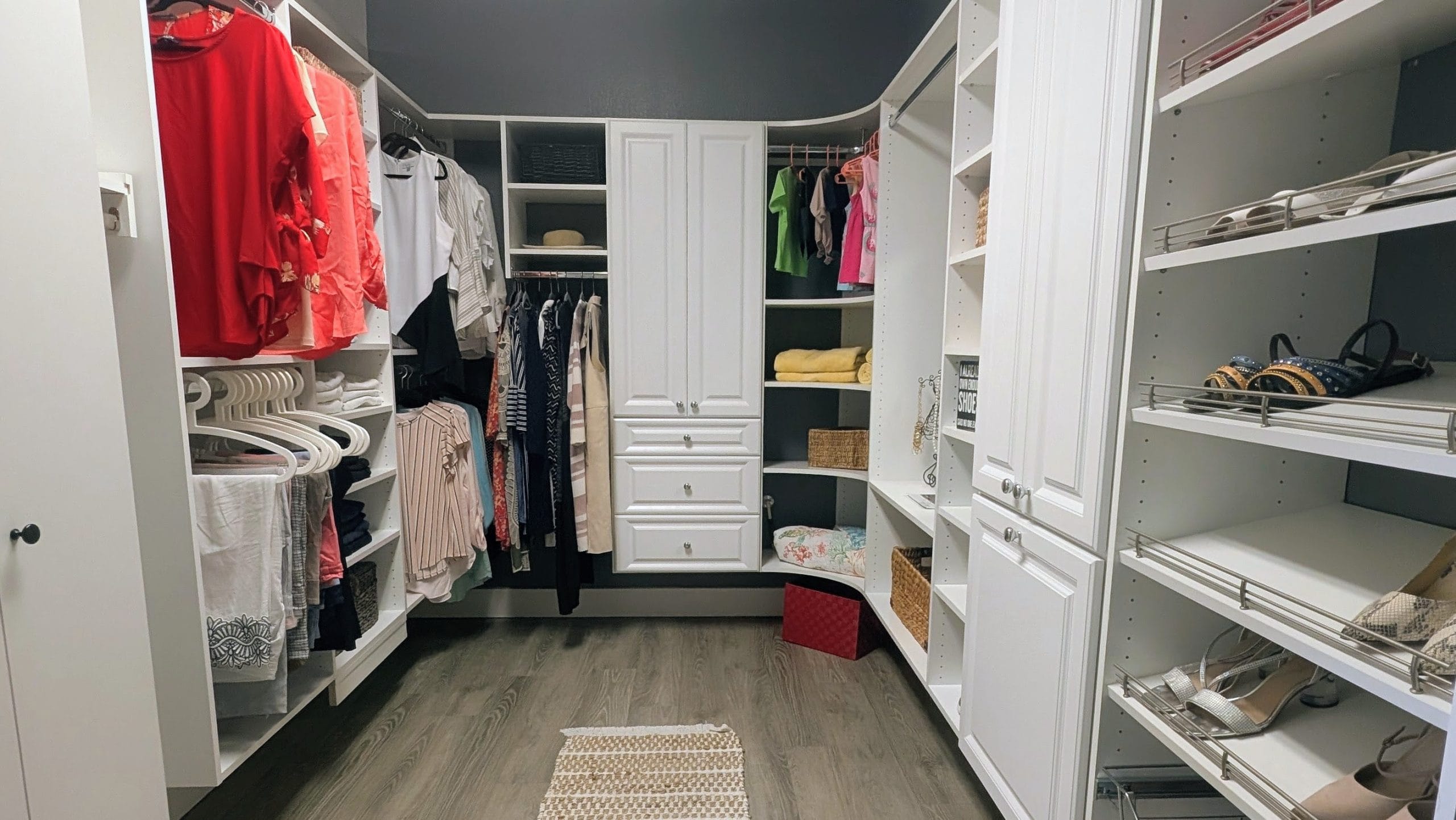 DIPLAY CLOSET