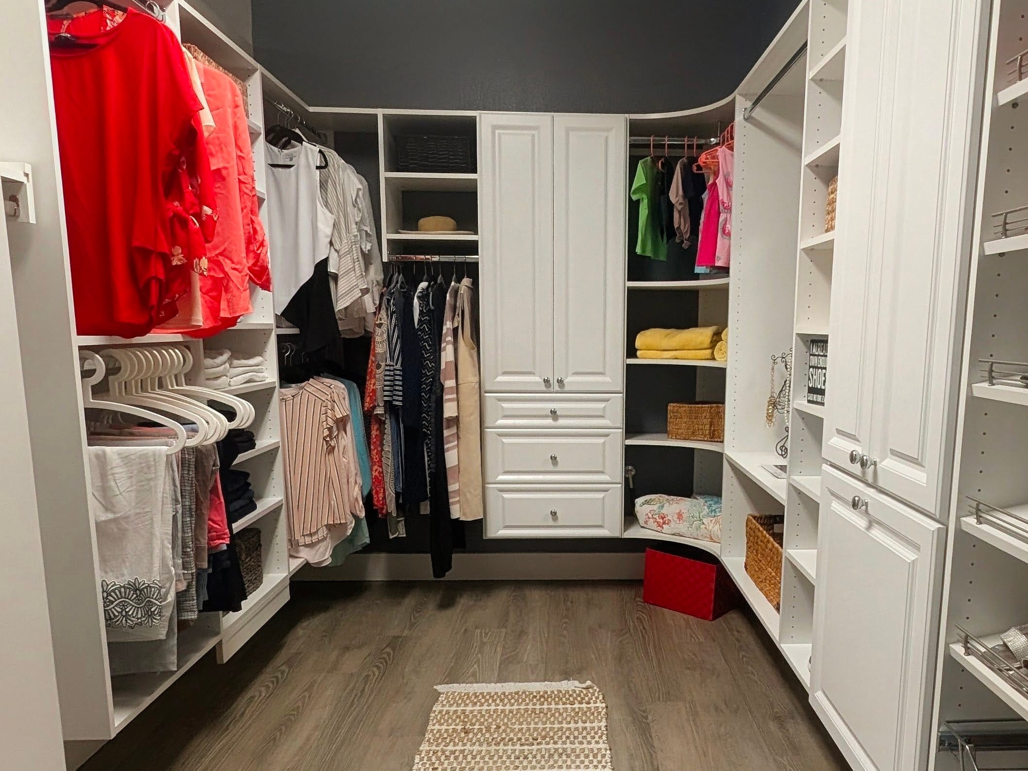 DISPLAY CLOSET1