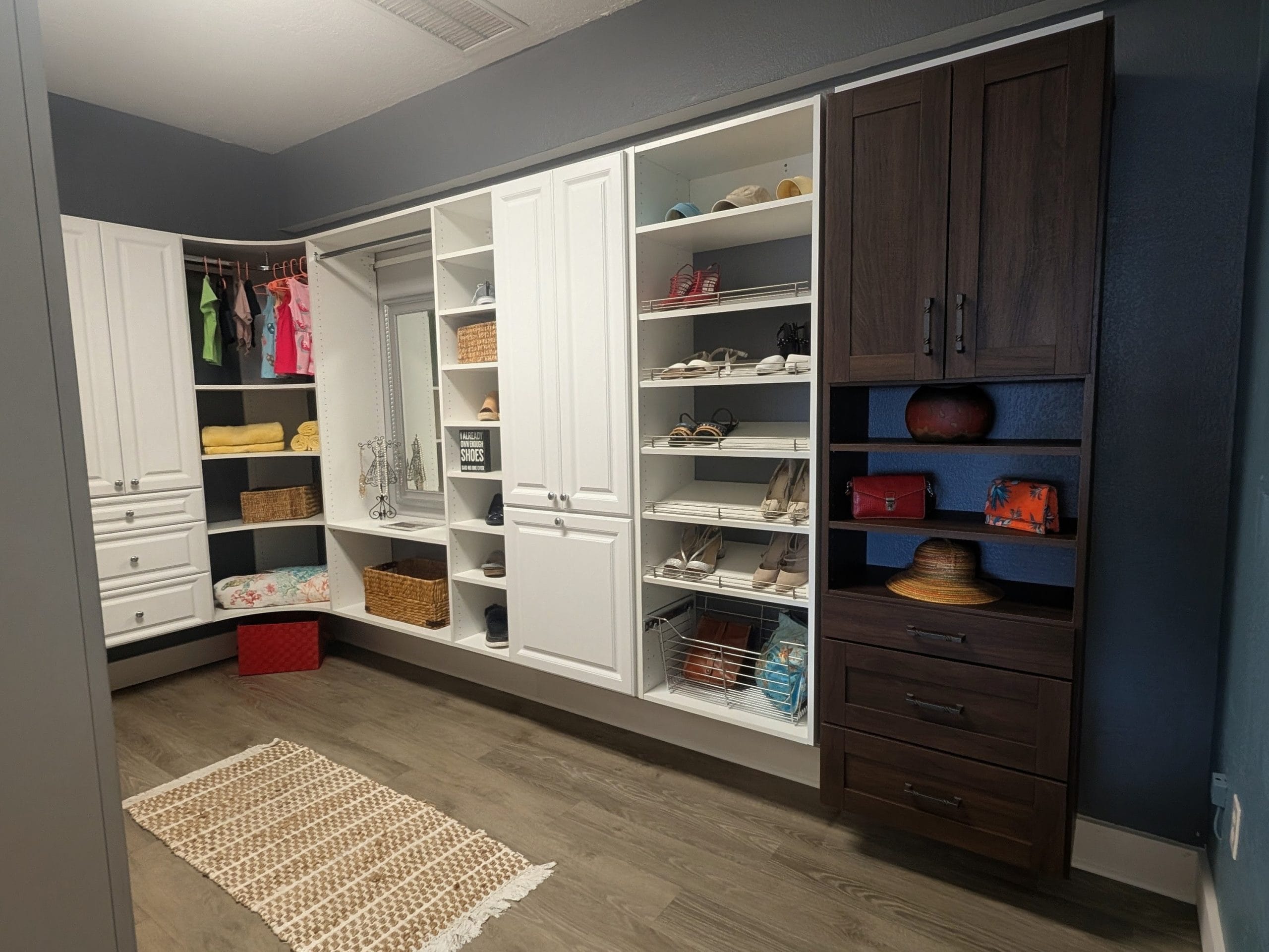 DIPLAY CLOSET